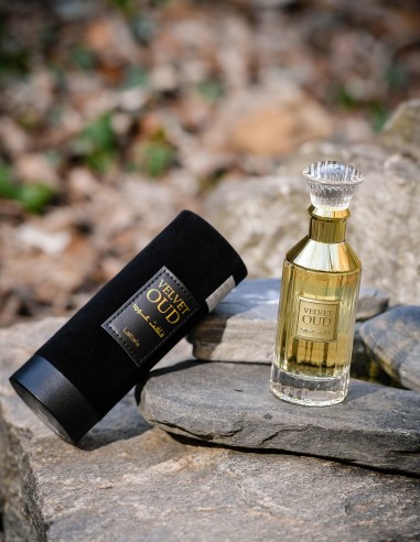 Parfum arabesc Velvet Oud unisex cu miros lemnos din gama Lattafa.