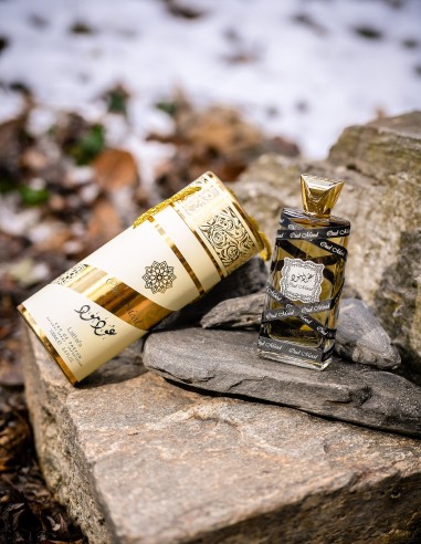 Parfum arabesc Oud Mood pentru femei cu miros lemnos din gama Lattafa.